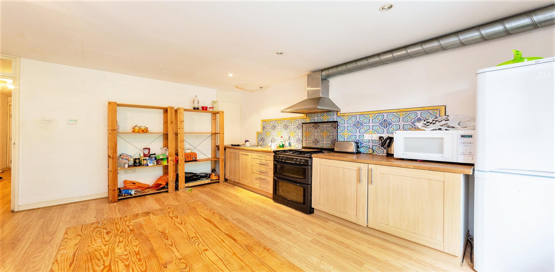 			4 Bedroom, 1 bath, 1 reception Flat			 Brondesbury Park, KILBURN